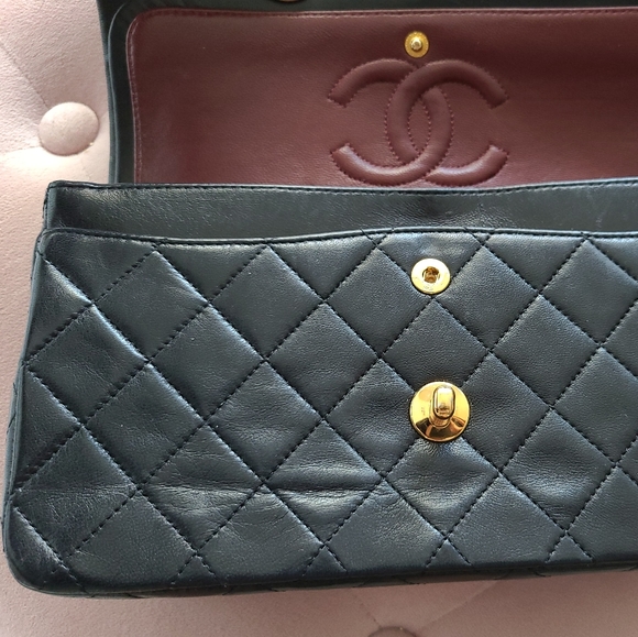 CHANEL Vintage Small Classic Flap 24k GHW Lambskin - Picture 14 of 17